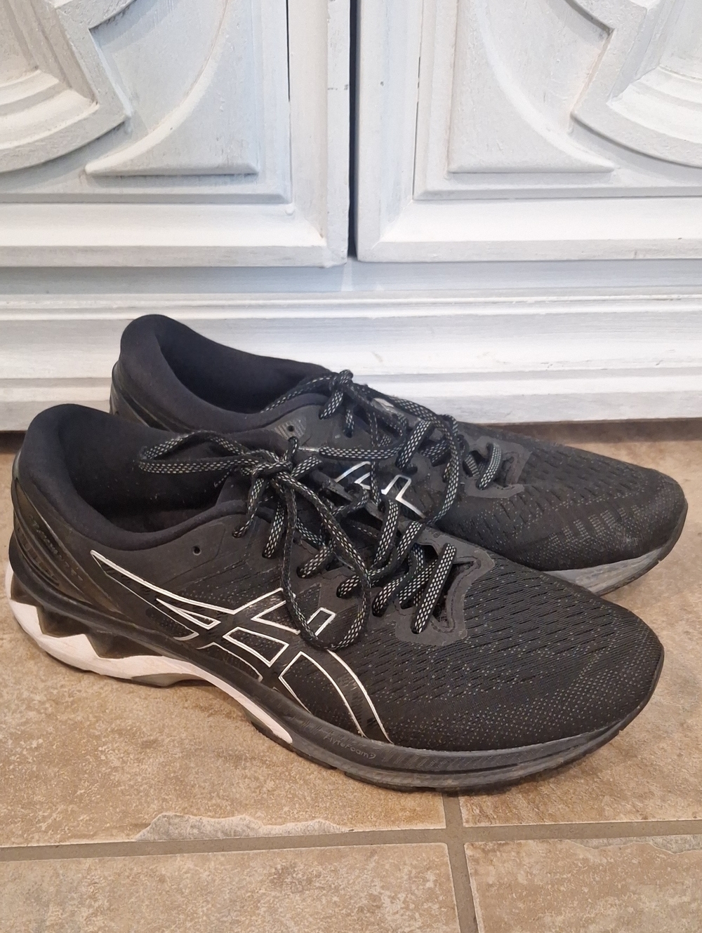 ASICS Gel-Kayano 27 Running Shoes Mens Sz 9.5  Black & White  Sneakers